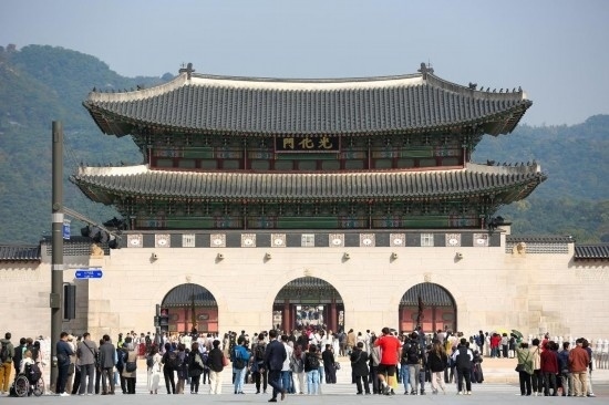 2023年10月18日，游客在韓國首爾光化門參觀。新華社記者王益亮攝