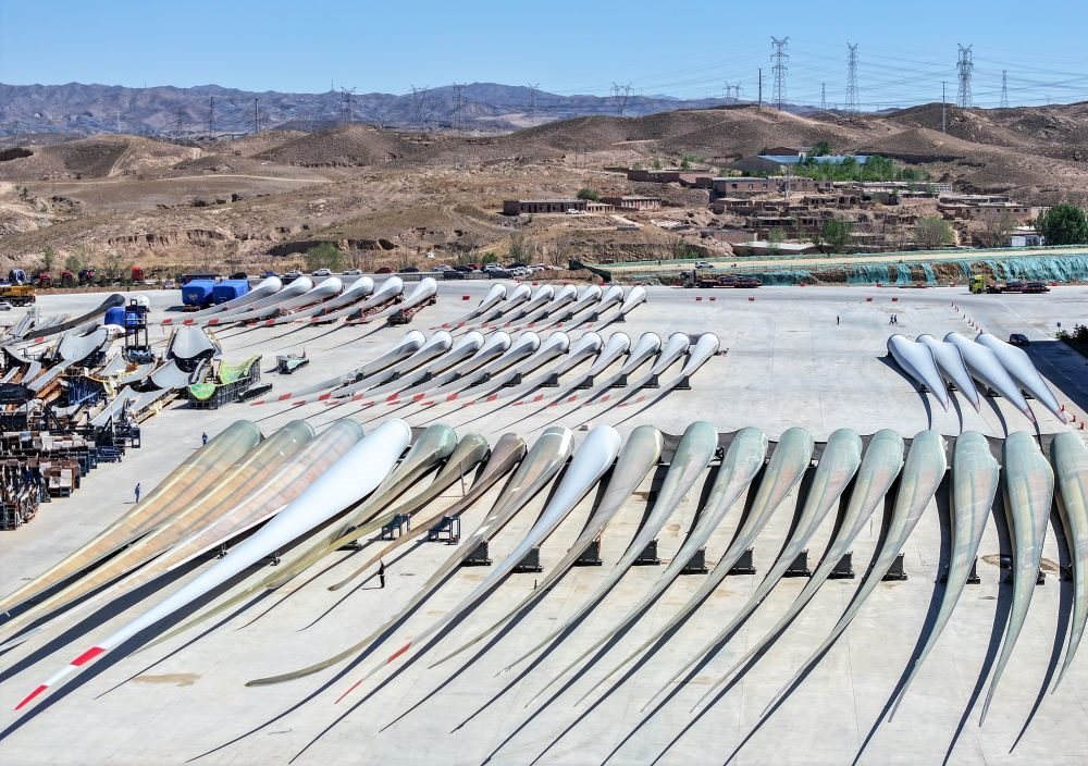 2024年5月11日拍攝的碼放在內(nèi)蒙古包頭市石拐區(qū)一家風(fēng)電設(shè)備制造企業(yè)廠區(qū)內(nèi)的葉片（無人機(jī)照片）。新華社記者 連振 攝