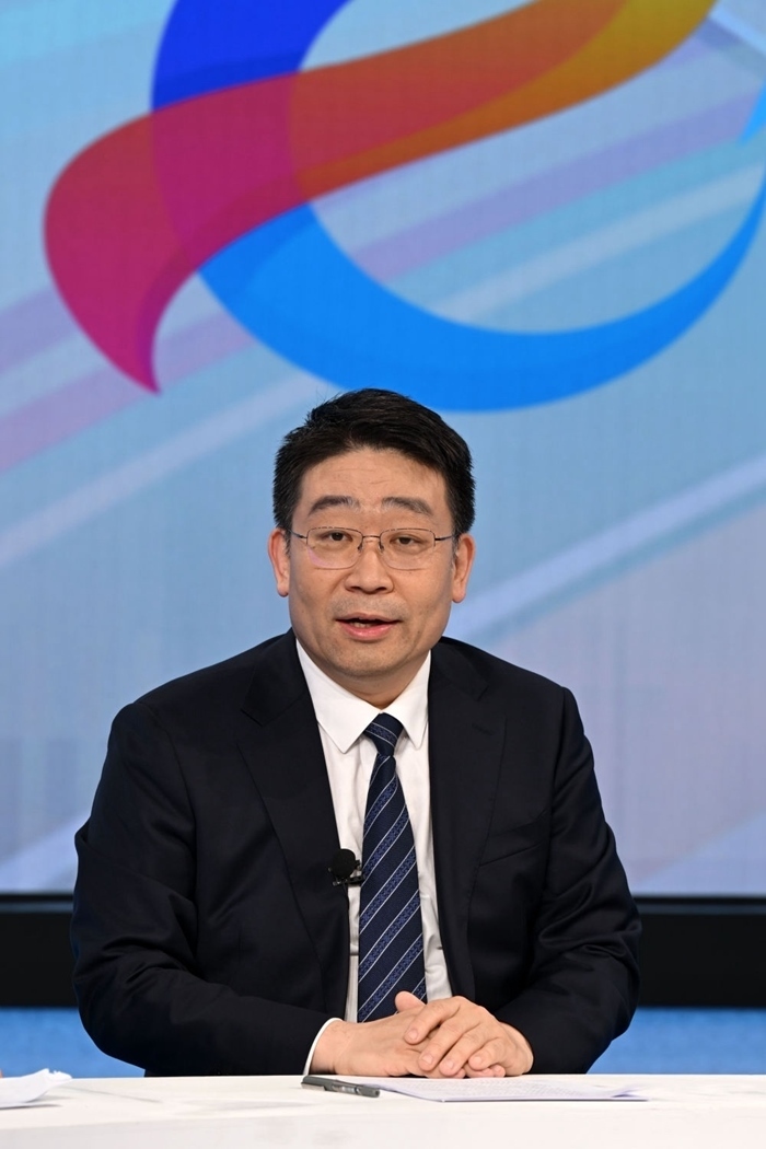 國家發(fā)展改革委產(chǎn)業(yè)司副司長霍福鵬在“中國經(jīng)濟(jì)圓桌會(huì)”錄制現(xiàn)場(chǎng)交流發(fā)言。新華社記者 金良快 攝