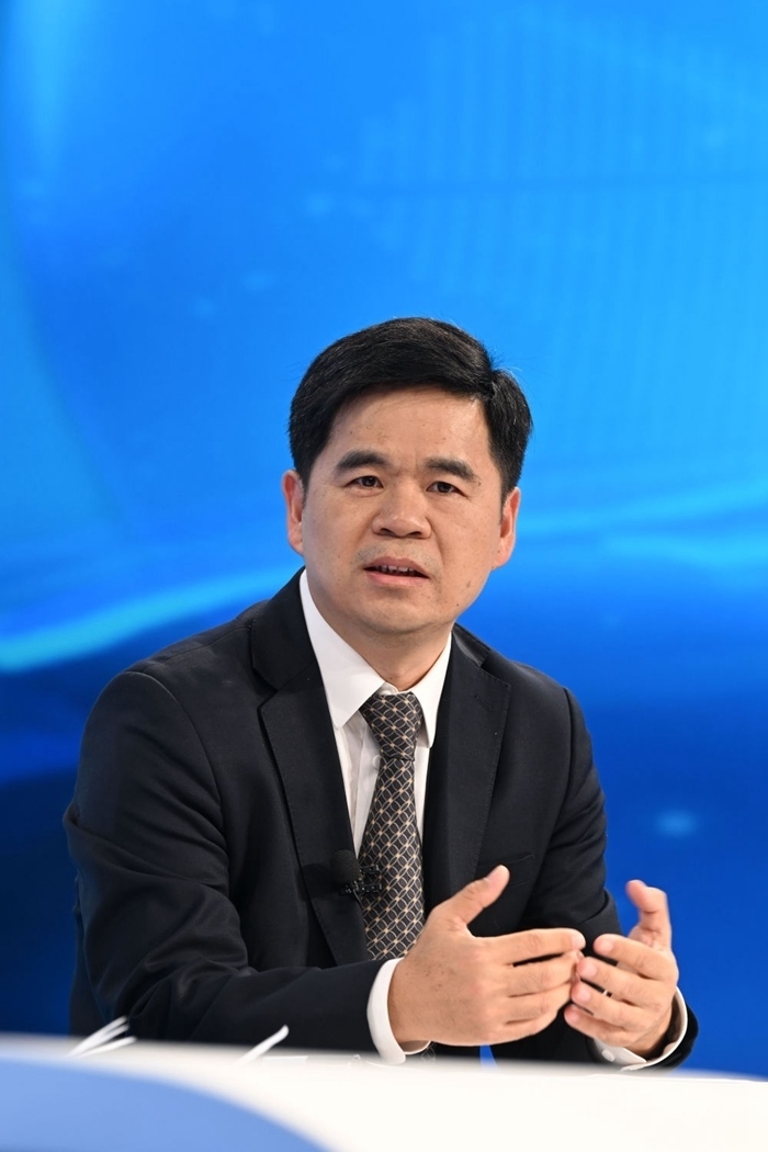 工業(yè)和信息化部運(yùn)行監(jiān)測(cè)協(xié)調(diào)局副局長何海林在“中國經(jīng)濟(jì)圓桌會(huì)”錄制現(xiàn)場(chǎng)交流發(fā)言。新華社記者 金良快 攝