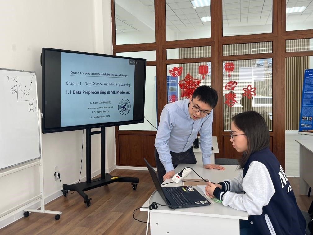 2024年4月，西北工業(yè)大學(xué)材料學(xué)院劉哲教授在西北工業(yè)大學(xué)哈薩克斯坦分校授課。（西北工業(yè)大學(xué)供圖）