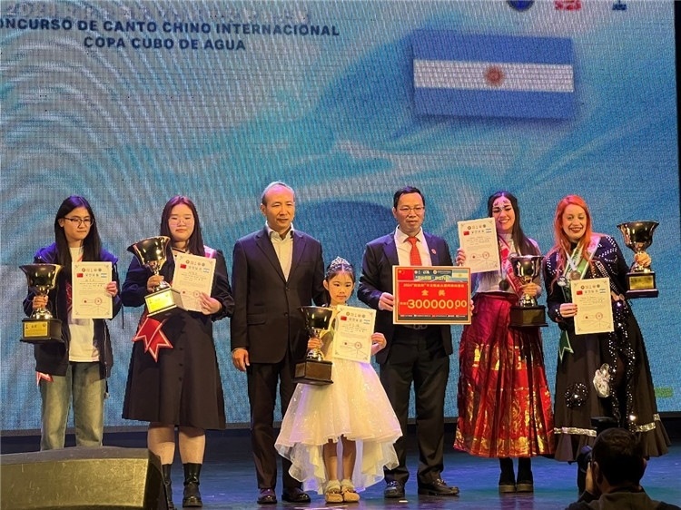 圖為中國駐阿根廷大使王衛(wèi)、阿根廷華文教育基金會(huì)會(huì)長劉芳勇為五名“金獎(jiǎng)”選手頒獎(jiǎng)（阿根廷拉普拉塔國立大學(xué)孔子學(xué)院供圖）