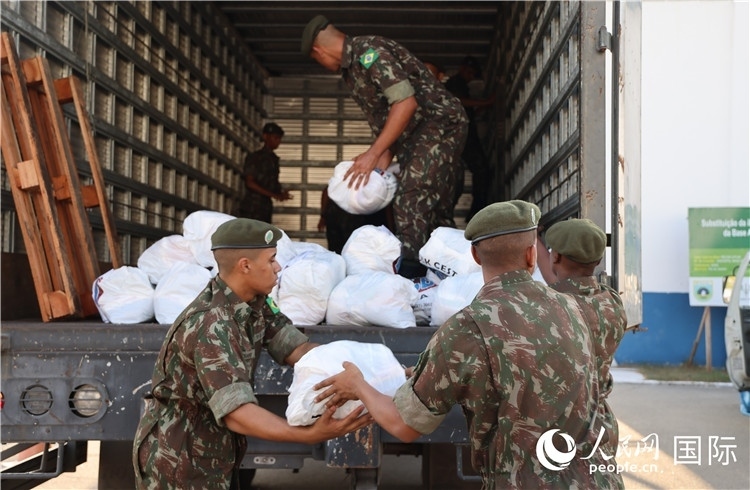 里約加利昂空軍基地，軍人在將捐贈(zèng)物資裝車。人民網(wǎng)記者 時(shí)元皓攝