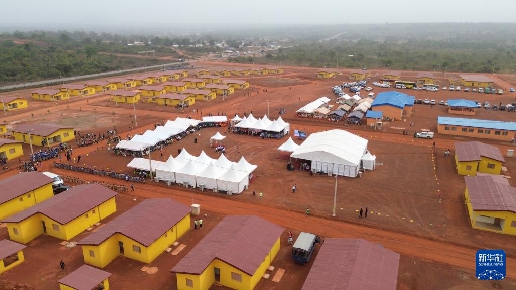 這是2023年12月16日在科特迪瓦北部城鎮(zhèn)費(fèi)爾凱塞杜古以北拍攝的旱港移民新村（無人機(jī)照片）。新華社發(fā)（中成股份科特迪瓦分公司供圖）