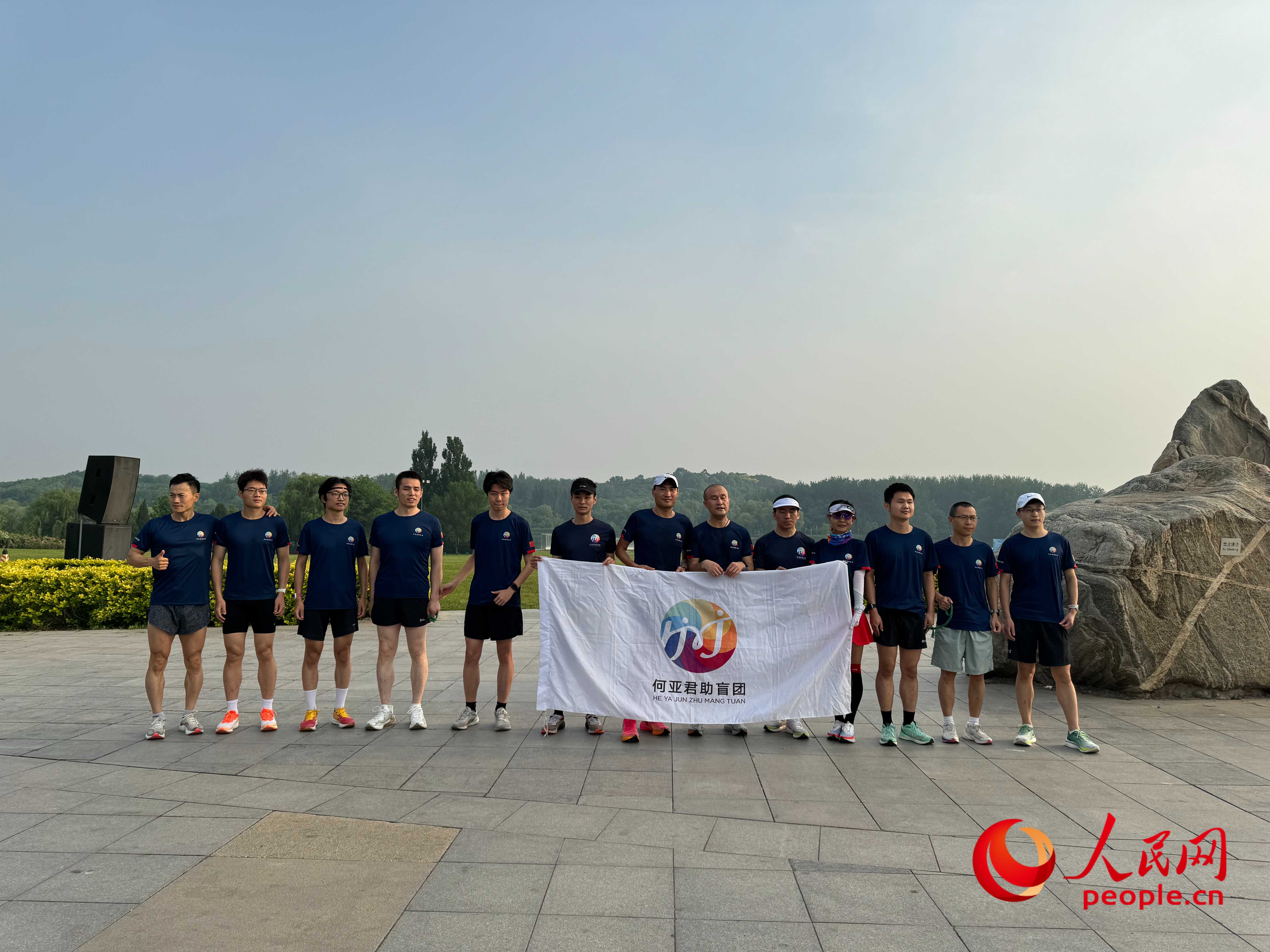 何亞君助盲團的部分成員合影。人民網(wǎng) 周靜圓攝