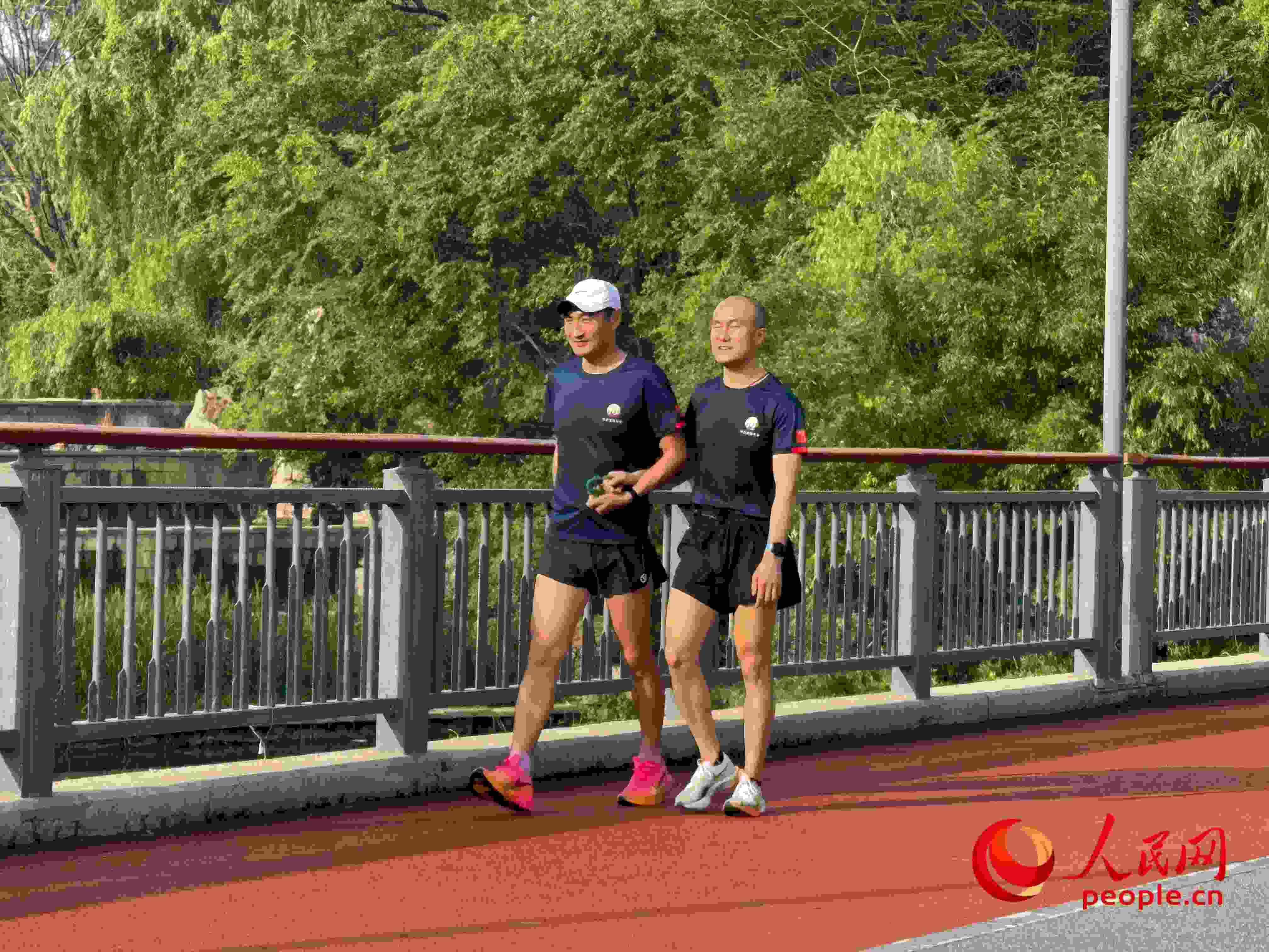 李玉寶和何亞君跑步后進行調整。人民網(wǎng) 周靜圓攝