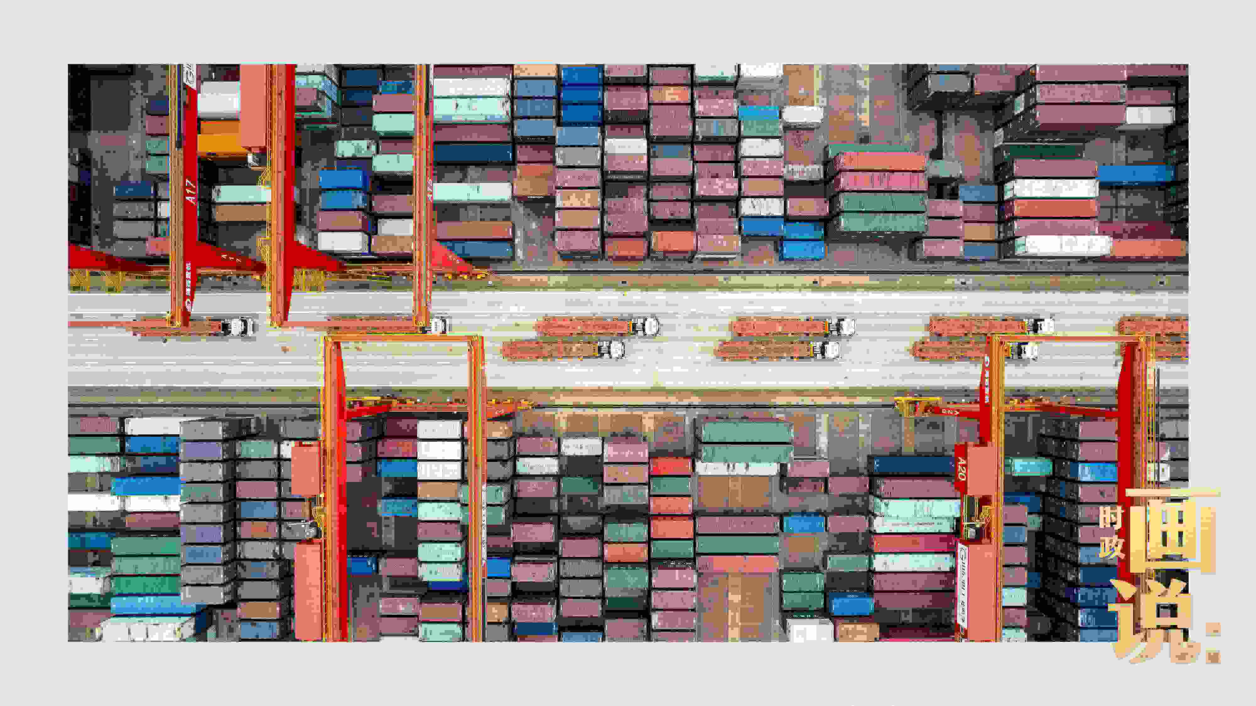 △相比于傳統(tǒng)碼頭，智慧、綠色的全自動化集裝箱碼頭單機效率可提升50%，綜合成本降低70％，人力成本下降80%，每年可削減碳排放9720噸。