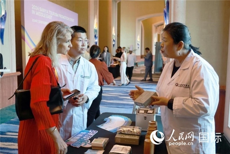 三亞市中醫(yī)院代表向來賓介紹中醫(yī)。人民網(wǎng)記者管克江攝