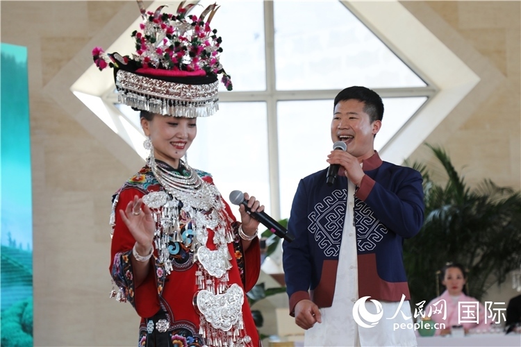 2、來(lái)自湖北的歌唱家演唱民族歌曲。 人民網(wǎng)記者 李志偉攝