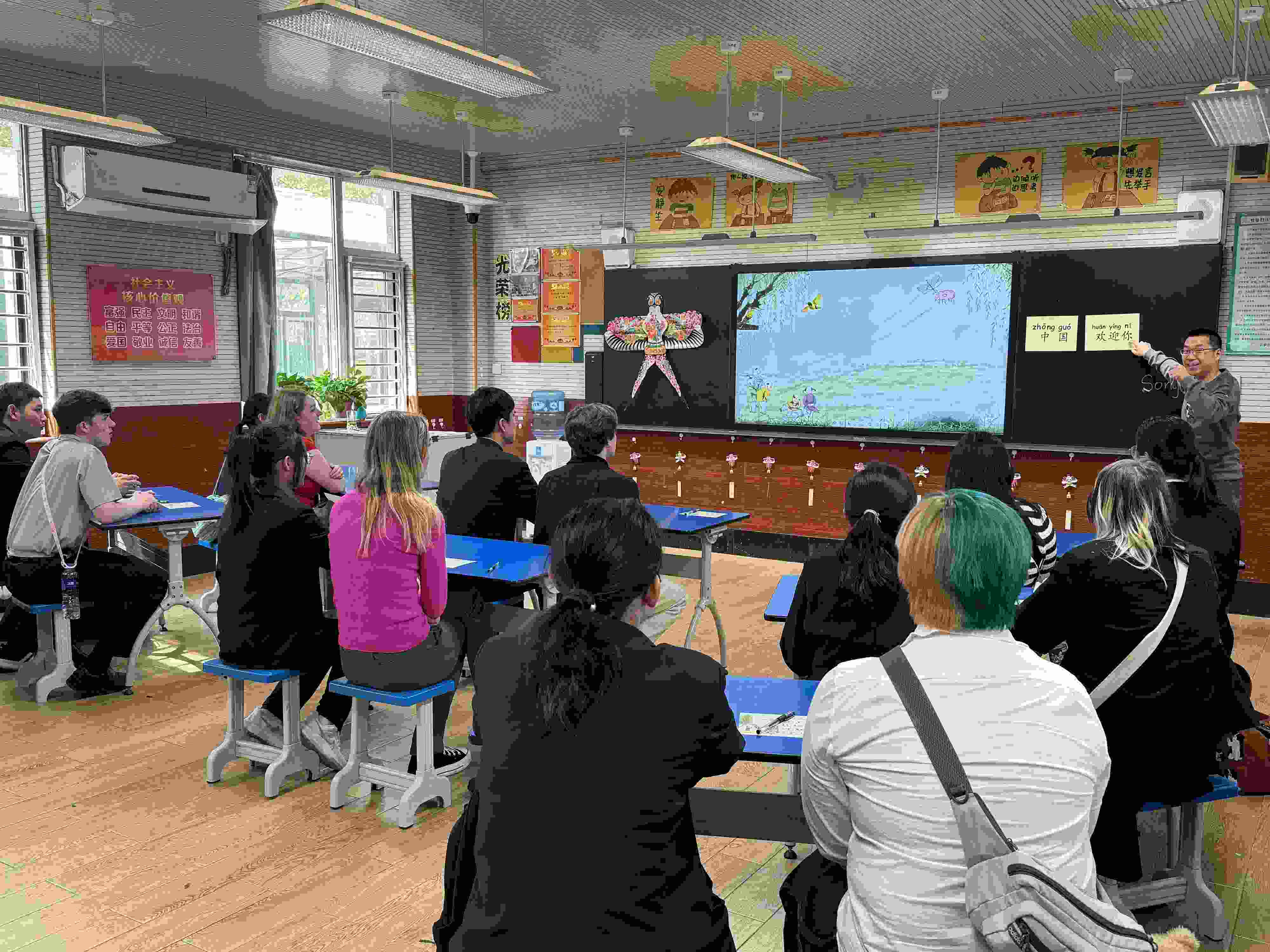 2024年4月20日，美國(guó)艾奧瓦州馬斯卡廷高中“友誼傳承”研學(xué)團(tuán)來(lái)到石家莊外國(guó)語(yǔ)學(xué)校，中美學(xué)生同上一節(jié)中文課。