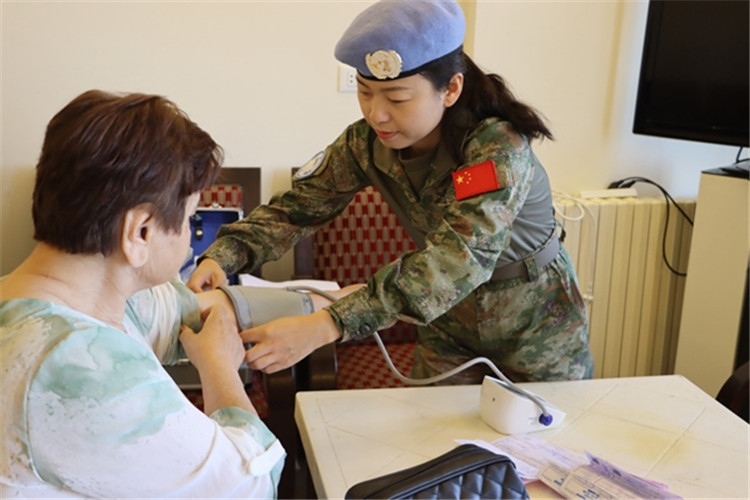 【1】 醫(yī)療分隊(duì)隊(duì)員為當(dāng)?shù)鼗颊邷y量血壓。曾德樂攝