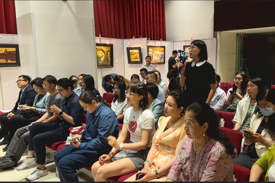 參會(huì)記者現(xiàn)場(chǎng)提問(wèn)。