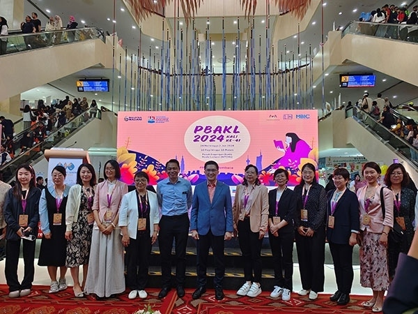 5月24日，在吉隆坡國際書展期間舉辦的中馬贈(zèng)書儀式。中國圖書進(jìn)出口（集團(tuán)）有限公司供圖