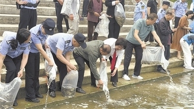 庭審后開展增殖放流。