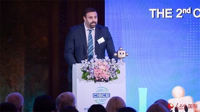 英國48家集團俱樂部主席杰克·佩里致辭。人民網(wǎng) 郭錦標攝