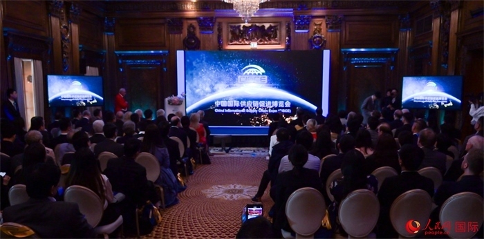 現(xiàn)場播放第二屆中國國際供應(yīng)鏈促進博覽會宣傳片。人民網(wǎng) 郭錦標攝