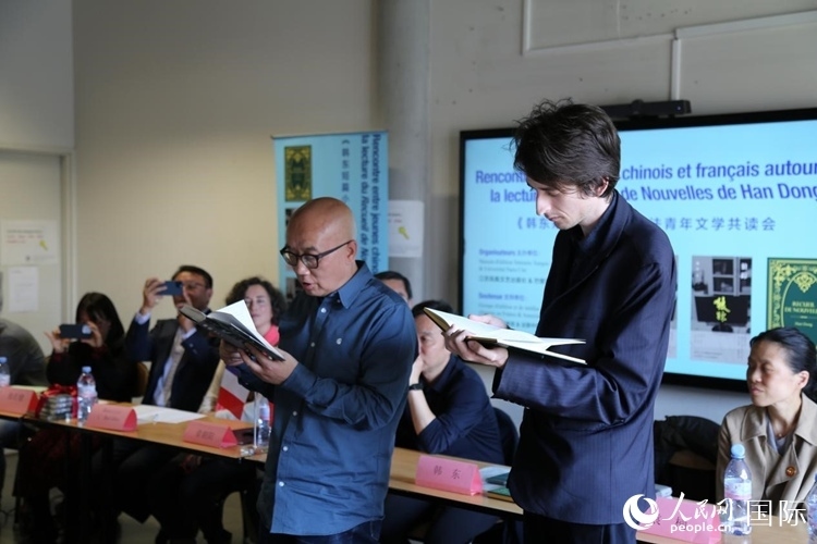法國(guó)學(xué)子與作家韓東共讀小說(shuō)選段。人民網(wǎng)記者 于超凡攝