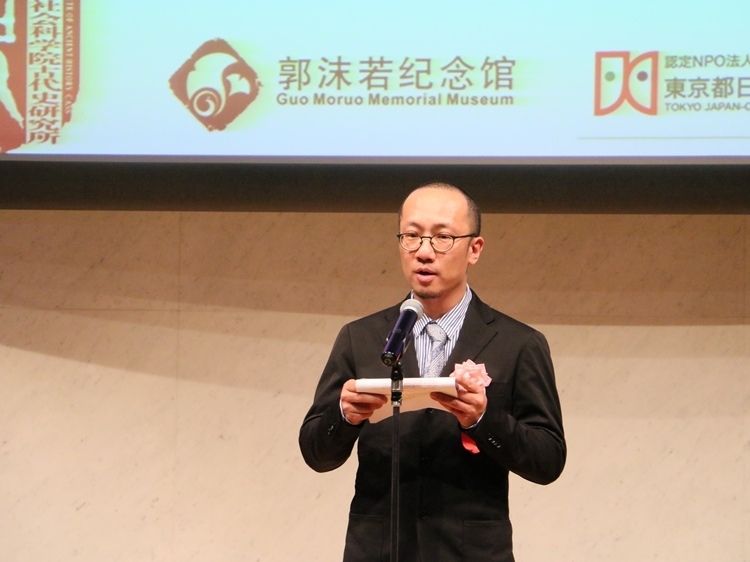 郭沫若紀(jì)念館副館長(zhǎng)梁雪松代讀致辭。人民網(wǎng) 許可攝