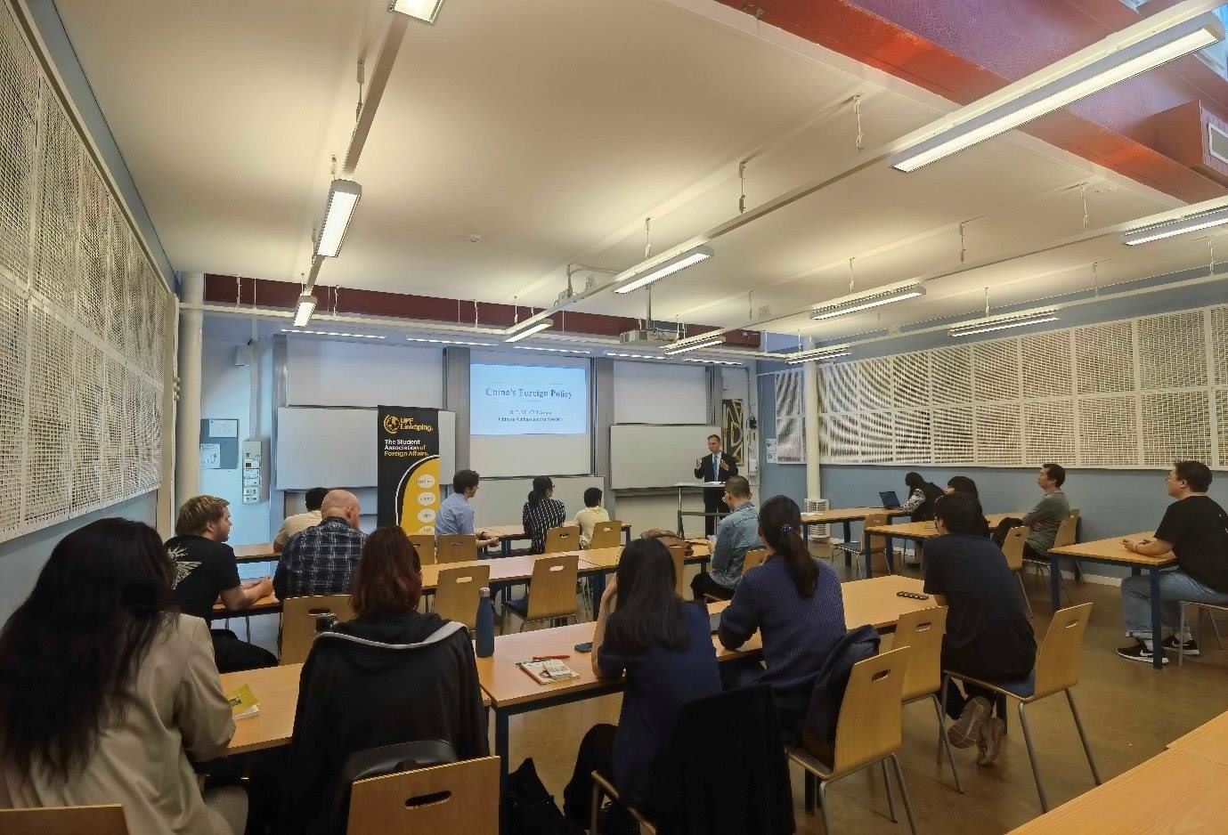 中國(guó)駐瑞典大使崔愛(ài)民與同學(xué)們互動(dòng)并回答問(wèn)題。中國(guó)駐瑞典大使館供圖