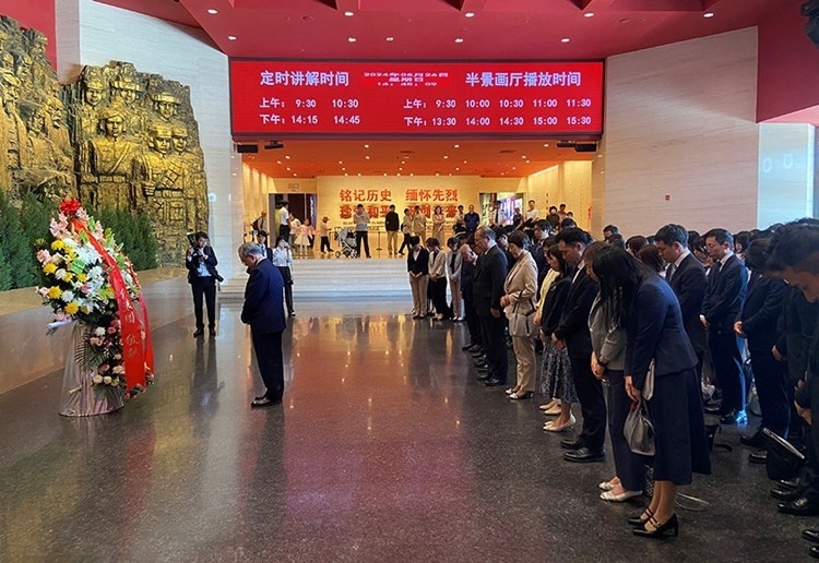 創(chuàng)價(jià)學(xué)會(huì)會(huì)長原田稔及青年代表團(tuán)向中國人民抗日戰(zhàn)爭(zhēng)紀(jì)念館敬獻(xiàn)花籃。中國人民抗日戰(zhàn)爭(zhēng)紀(jì)念館供圖