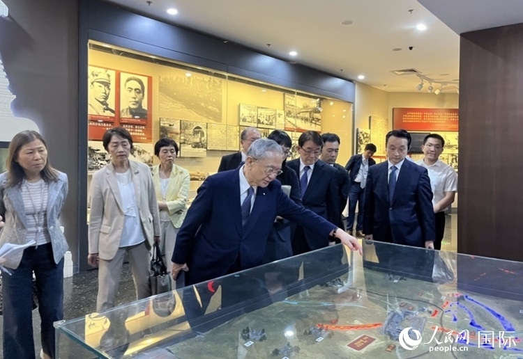 創(chuàng)價(jià)學(xué)會(huì)會(huì)長原田稔（中）與青年代表團(tuán)成員訪問中國人民抗日戰(zhàn)爭(zhēng)紀(jì)念館。人民網(wǎng)記者 陳思攝