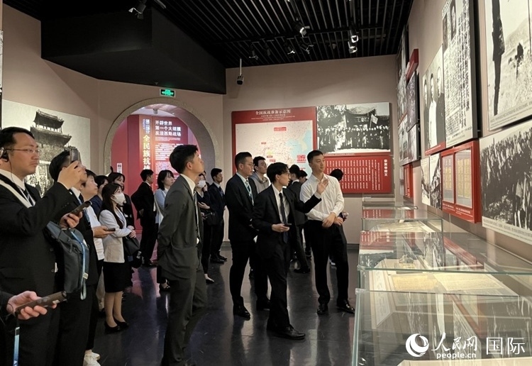 創(chuàng)價(jià)學(xué)會(huì)青年代表團(tuán)成員在中國人民抗日戰(zhàn)爭(zhēng)紀(jì)念館參觀。人民網(wǎng)記者 陳思攝