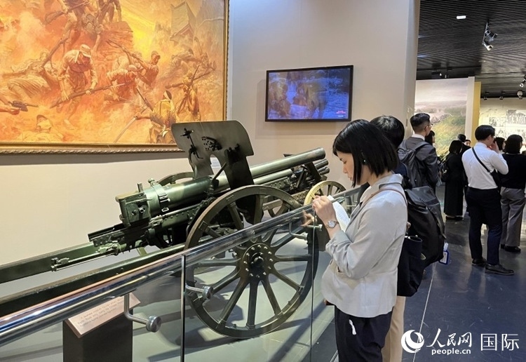 創(chuàng)價(jià)學(xué)會(huì)青年代表團(tuán)成員在中國人民抗日戰(zhàn)爭(zhēng)紀(jì)念館參觀。人民網(wǎng)記者 陳思攝