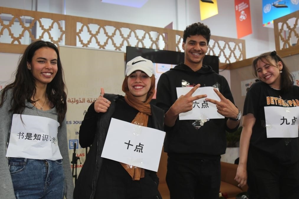 2024年4月24日，突尼斯高中生在首都突尼斯市舉辦的突尼斯國(guó)際書展上表演漢語節(jié)目。新華社發(fā)（阿代爾攝）