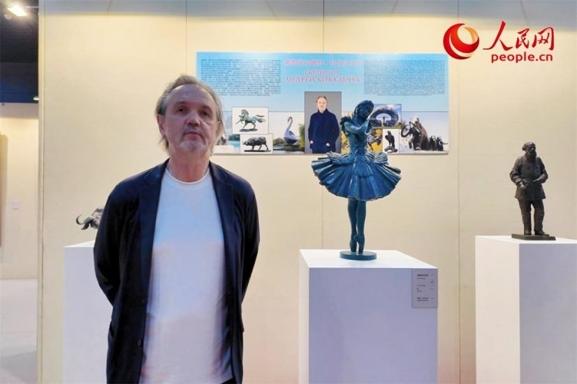 俄羅斯人民藝術(shù)家、俄羅斯美協(xié)主席安德烈·科瓦爾丘克正在接受人民網(wǎng)的采訪。人民網(wǎng)記者 劉微攝