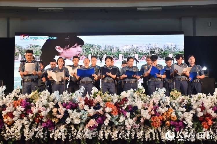 邦板牙省警察局學(xué)員在結(jié)業(yè)典禮上表演合唱。人民網(wǎng)記者 樊帆攝