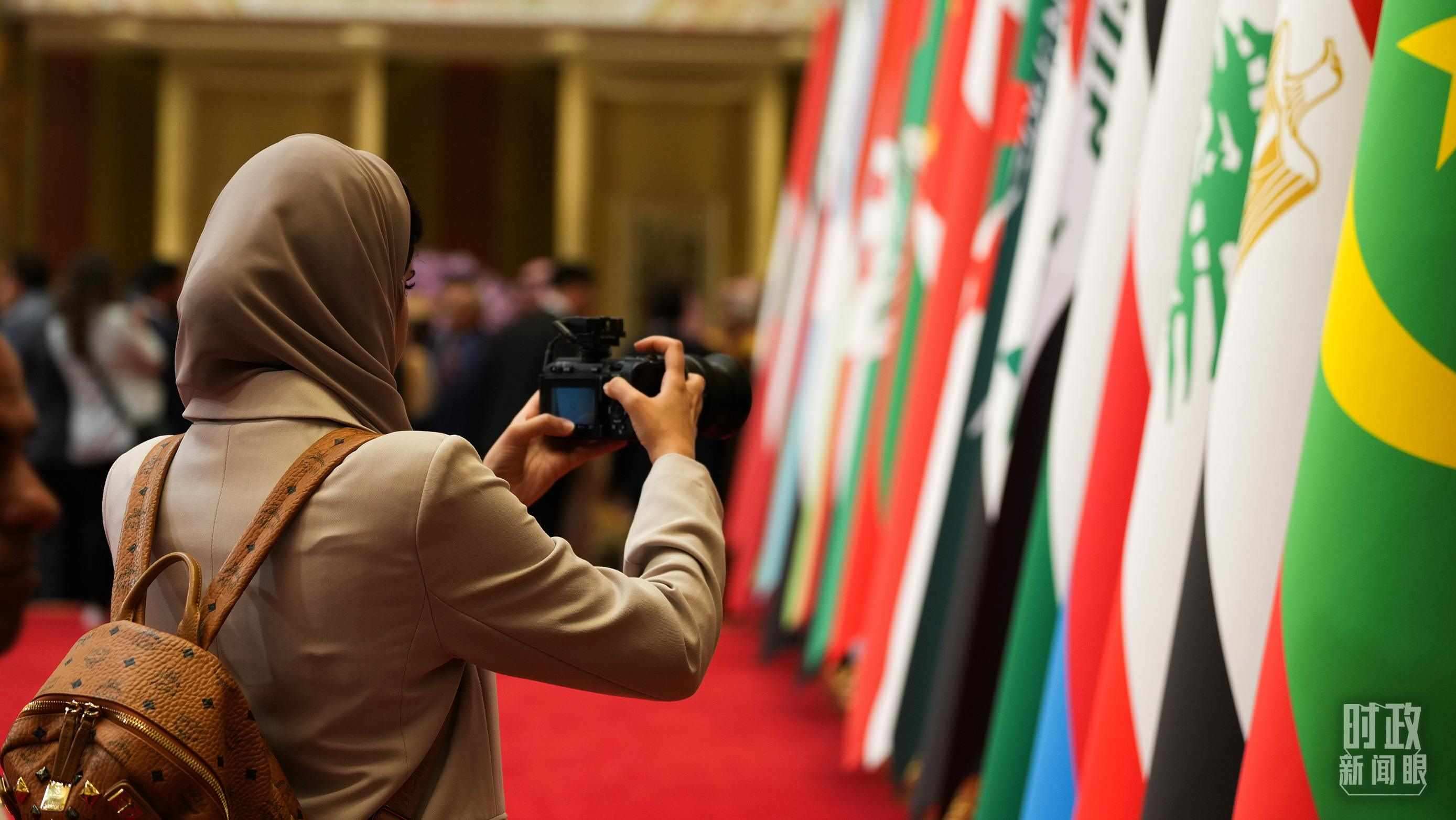 △外國(guó)媒體拍攝現(xiàn)場(chǎng)旗陣。（總臺(tái)國(guó)廣記者李晉拍攝）