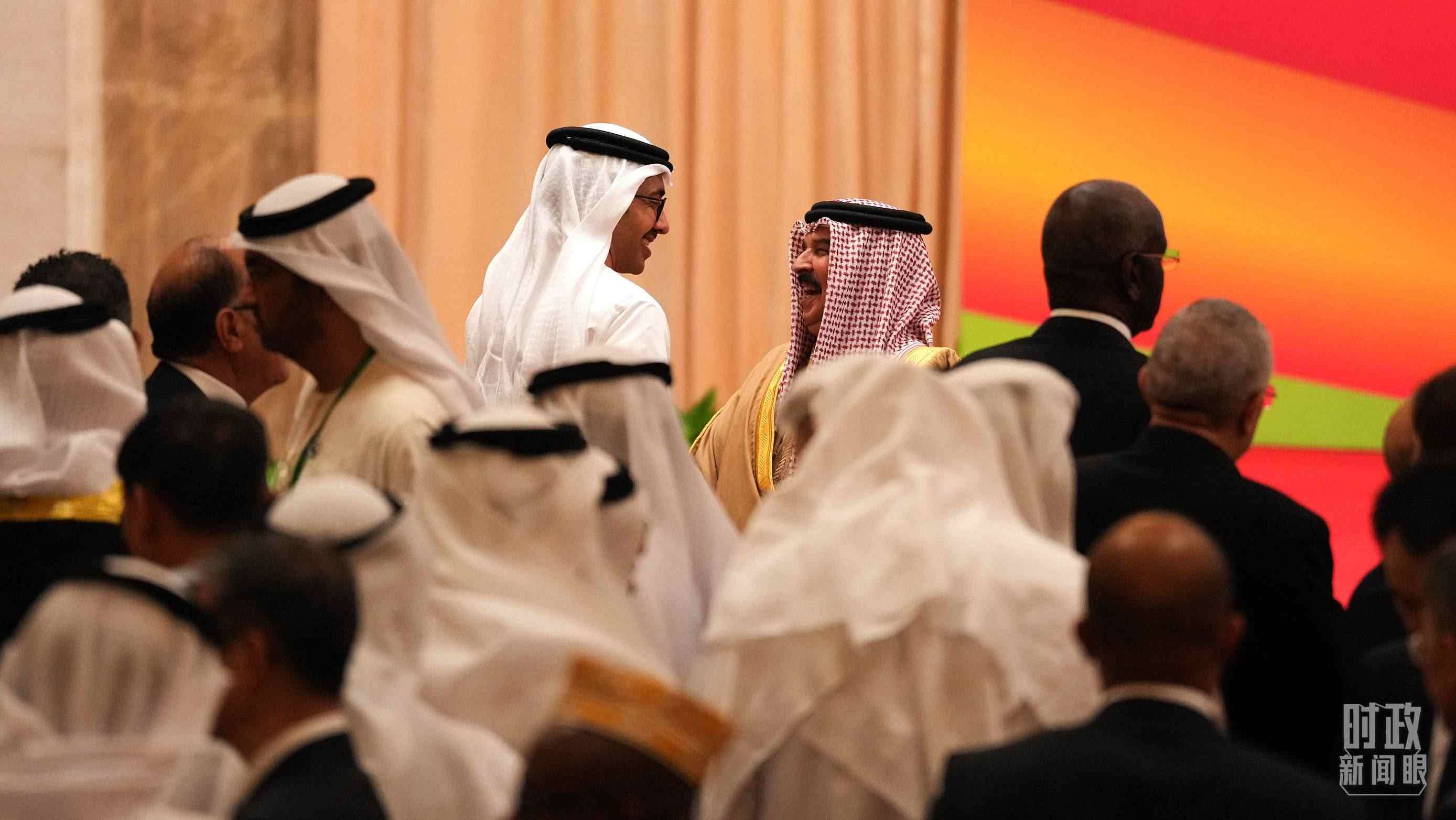 △與會(huì)代表在交談。（總臺(tái)國(guó)廣記者李晉拍攝）