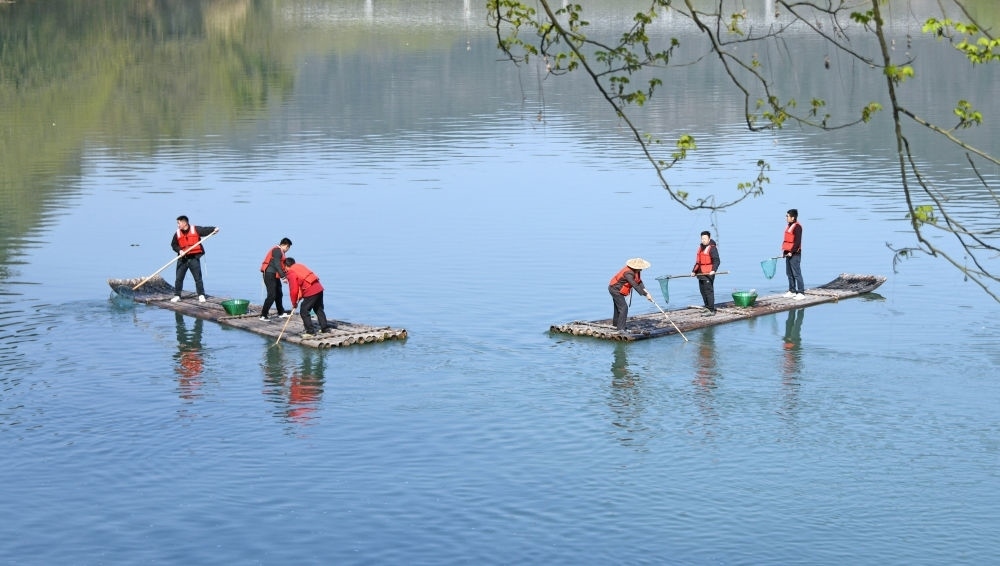 浙江省臺州市仙居縣步路鄉(xiāng)黨員志愿者與河長一起在永安溪巡河護水，清理雜物垃圾（2024年3月20日攝）。新華社發(fā)（王華斌攝）