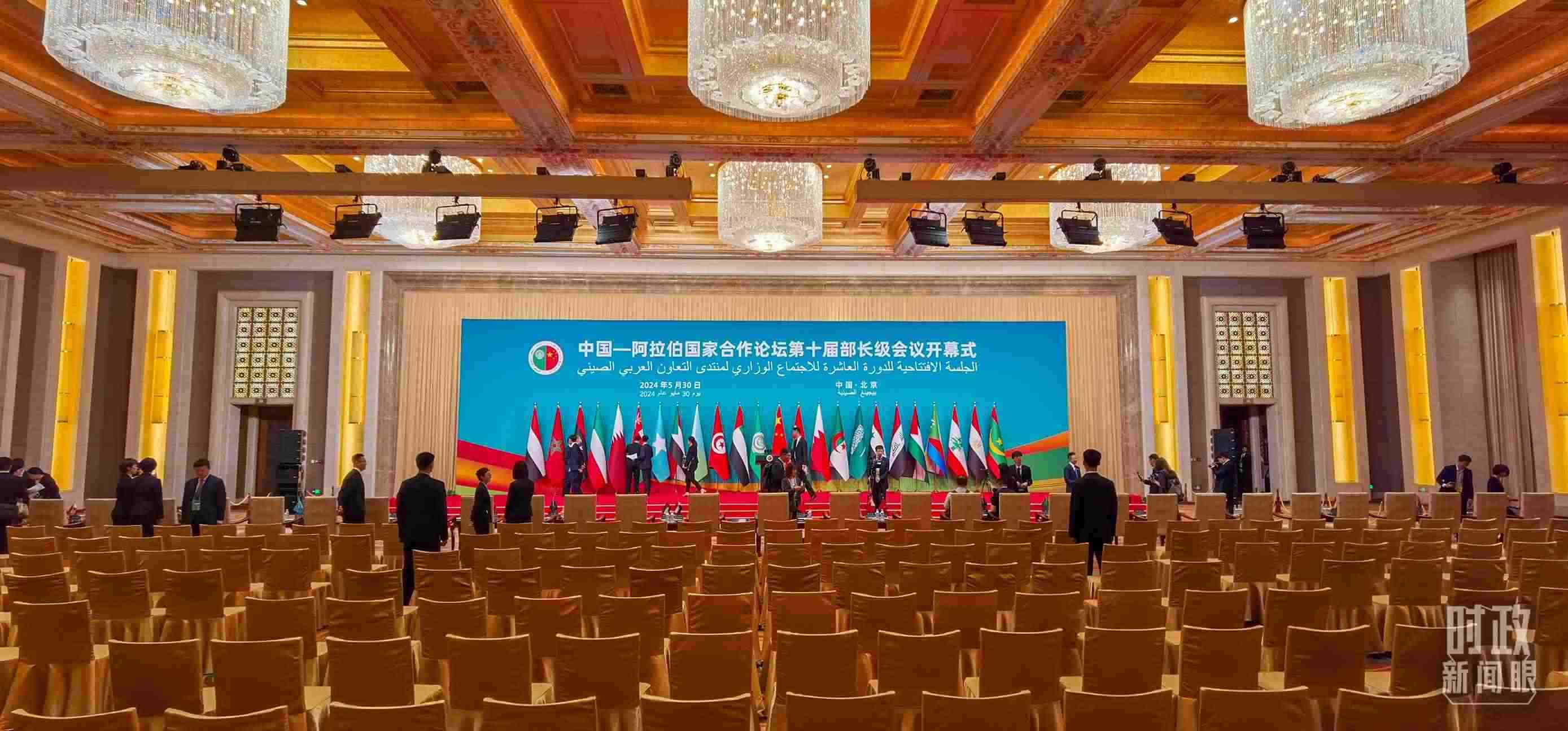 △會(huì)議開始前，現(xiàn)場(chǎng)正在進(jìn)行各項(xiàng)準(zhǔn)備工作。（總臺(tái)央視記者郭鴻拍攝）