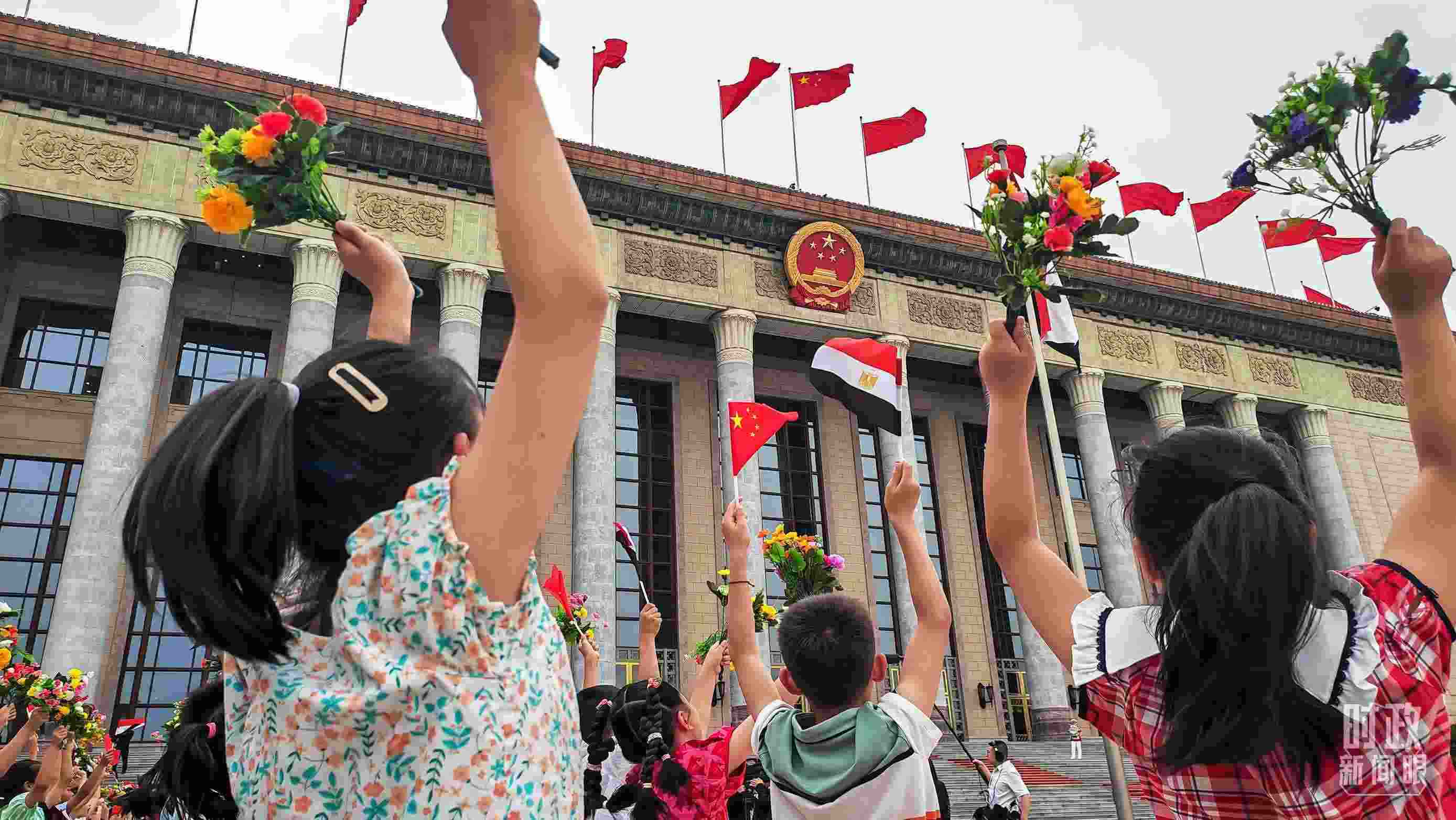 △5月29日下午，習(xí)近平主席舉行儀式歡迎埃及總統(tǒng)塞西訪華。圖為歡迎儀式現(xiàn)場(chǎng)的少年兒童。（總臺(tái)央視記者劉琦拍攝）