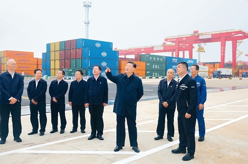 2024年5月22日至24日，中共中央總書記、國家主席、中央軍委主席習近平在山東考察。這是22日下午，習近平在日照港察看全自動化集裝箱碼頭作業(yè)場景。 新華社記者 鞠鵬/攝