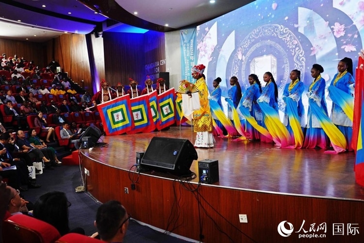 開幕式前，內(nèi)羅畢大學(xué)孔子學(xué)院學(xué)生進(jìn)行文藝表演。人民網(wǎng)記者 黃煒鑫攝