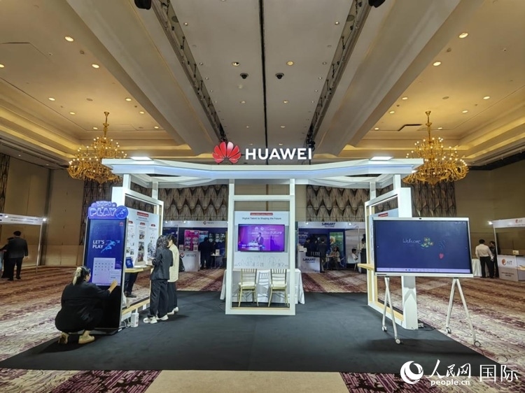 峰會現(xiàn)場，由泰國政府、中泰高校和客戶伙伴搭建的人才雙選會和伙伴展臺開放。人民網(wǎng)記者 楊一攝