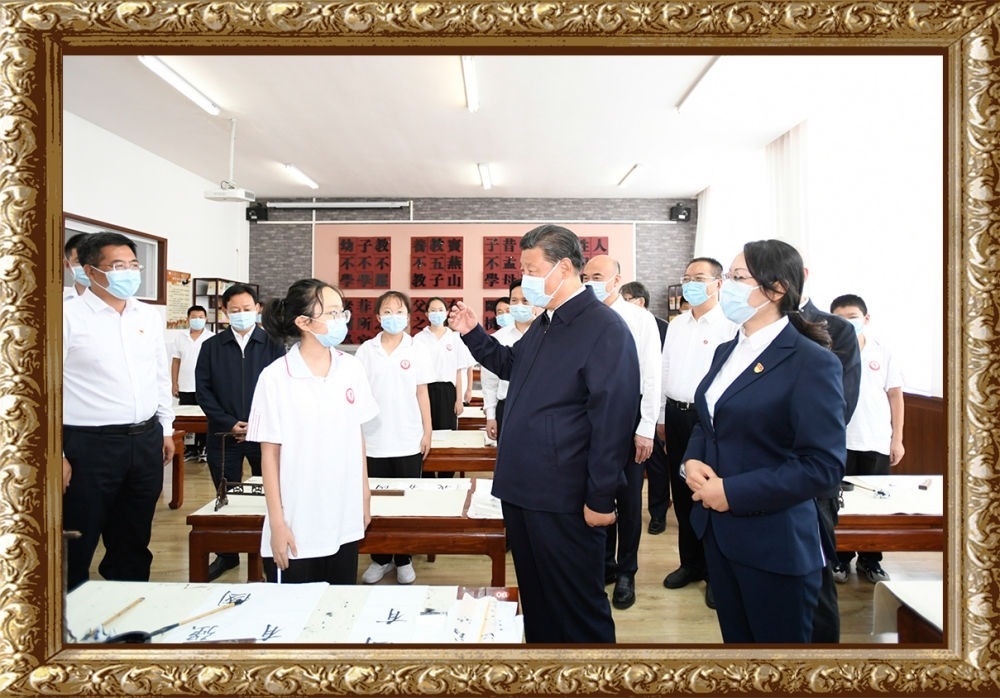 2021年9月13日至14日，習(xí)近平總書記在陜西省榆林市考察。14日上午，習(xí)近平在綏德實驗中學(xué)考察時，同正在練習(xí)書法的學(xué)生親切交流。