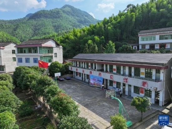 這是5月28日拍攝的湖南省衡陽(yáng)市衡陽(yáng)縣岣嶁鄉(xiāng)妙溪小學(xué)（無(wú)人機(jī)照片）。