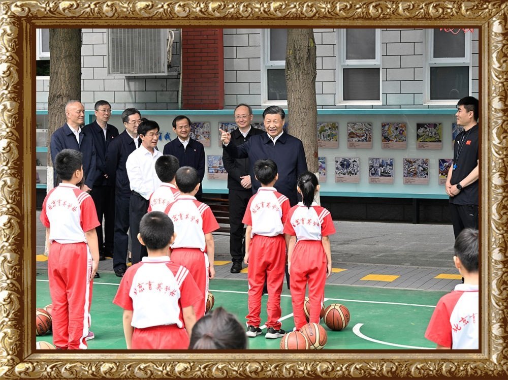2023年5月31日上午，習(xí)近平總書記來到北京育英學(xué)校看望慰問師生，在籃球場同正在上體育課的小學(xué)生們親切交流。習(xí)近平親切地說：“現(xiàn)在生活條件好了，孩子們不是要吃得胖胖的，而是要長得壯壯的、練得棒棒的。”
