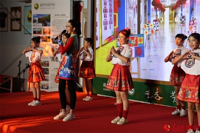 活動(dòng)上，孩子們表演原創(chuàng)歌舞節(jié)目。人民網(wǎng)記者 張志文攝