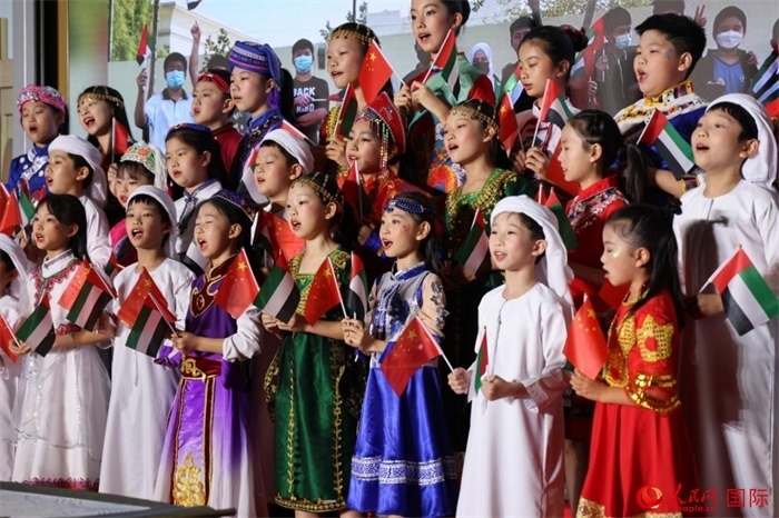 活動(dòng)上，身著中阿傳統(tǒng)服飾的孩子們共唱歌曲，表達(dá)對(duì)美好未來的向往。人民網(wǎng)記者 張志文攝