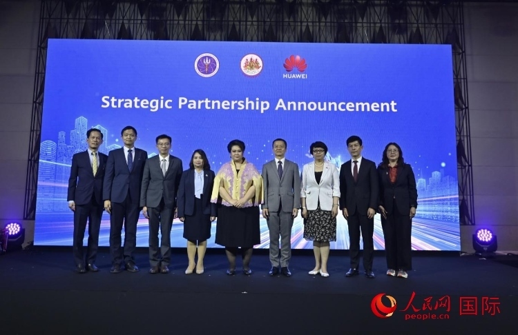 數(shù)字人才峰會現(xiàn)場。左五為泰國高等教育、科學(xué)、研究和創(chuàng)新部長素巴瑪·伊沙拉帕迪，右三中國駐泰國大使館教育參贊許蘭，右四為華為泰國技術(shù)有限公司總經(jīng)理李雄偉。人民網(wǎng)記者 簡承淵攝