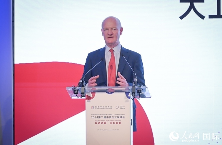 英國(guó)前負(fù)責(zé)大學(xué)與科研事務(wù)的國(guó)務(wù)大臣、英國(guó)皇家學(xué)會(huì)院士大衛(wèi)·威利茨致辭。人民網(wǎng) 郭錦標(biāo)攝