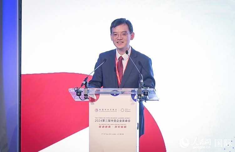 英國(guó)中國(guó)商會(huì)會(huì)長(zhǎng)、中國(guó)銀行倫敦分行行長(zhǎng)方文建致辭。人民網(wǎng) 郭錦標(biāo)攝