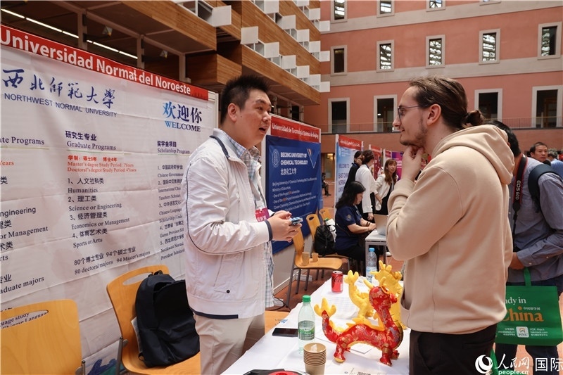 西班牙應(yīng)屆畢業(yè)生在展臺前咨詢。人民網(wǎng)記者 顏歡攝