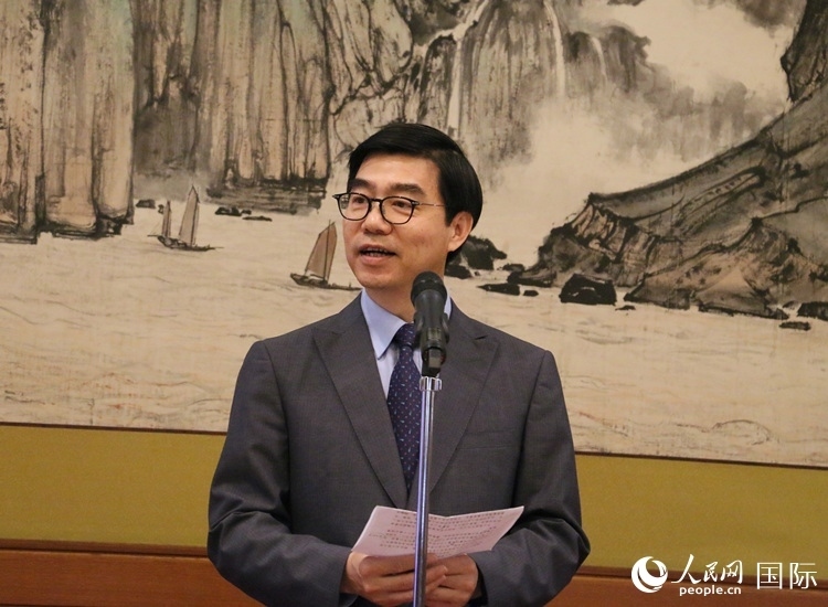 中國駐日本大使館施泳公使致辭。人民網(wǎng) 許可攝