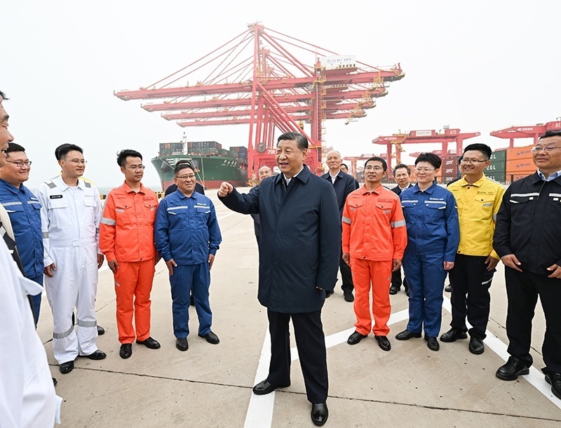 △2024年5月22日，習近平總書記在山東省日照港親切慰問港口科技工作者、運營人員、航運人員。