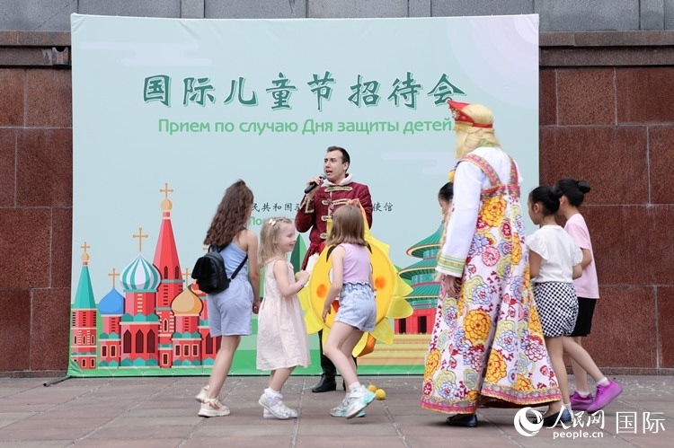 中俄兩國小朋友共同參與互動游戲。人民網(wǎng)記者 隋鑫攝